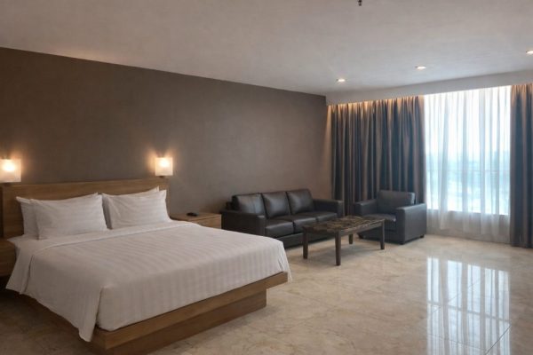 Didukung oleh tim yang ramah dan profesional, kami berkomitmen memberikan pelayanan terbaik dengan standar tinggi agar setiap tamu merasakan kenyamanan sejak pertama datang hingga saat meninggalkan hotel.