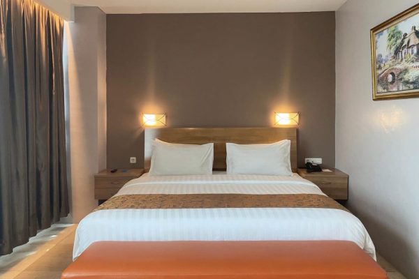 Didukung oleh tim yang ramah dan profesional, kami berkomitmen memberikan pelayanan terbaik dengan standar tinggi agar setiap tamu merasakan kenyamanan sejak pertama datang hingga saat meninggalkan hotel.